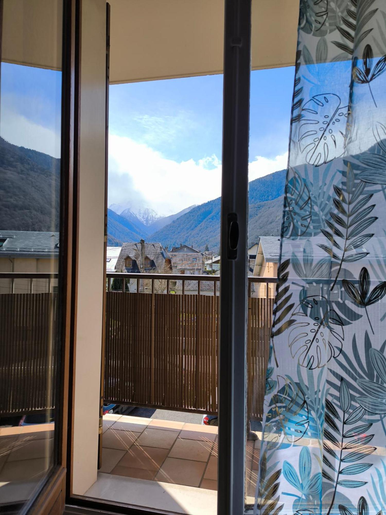 Appartement Vert Tendre Face A La Montagne Bagnères-de-Luchon Exteriör bild